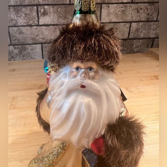 Robert Stanley Home Collection Santa w/Fur Cap and Cuffs Carrying Lantern & Tree - Picture 5 of 8